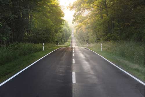 Der Herbst ist da und damit auch frühe Dunkelheit, lange Dämmerung und rutschiger Asphalt – ein erhöhtes Sicherheitsrisiko für Autofahrer.