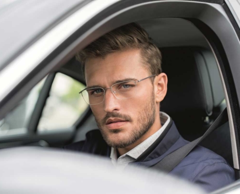 Brillen, die sich beispielsweise für den Arbeitsalltag eignen, schützen noch lange nicht vor den Herausforderungen des Straßenverkehrs