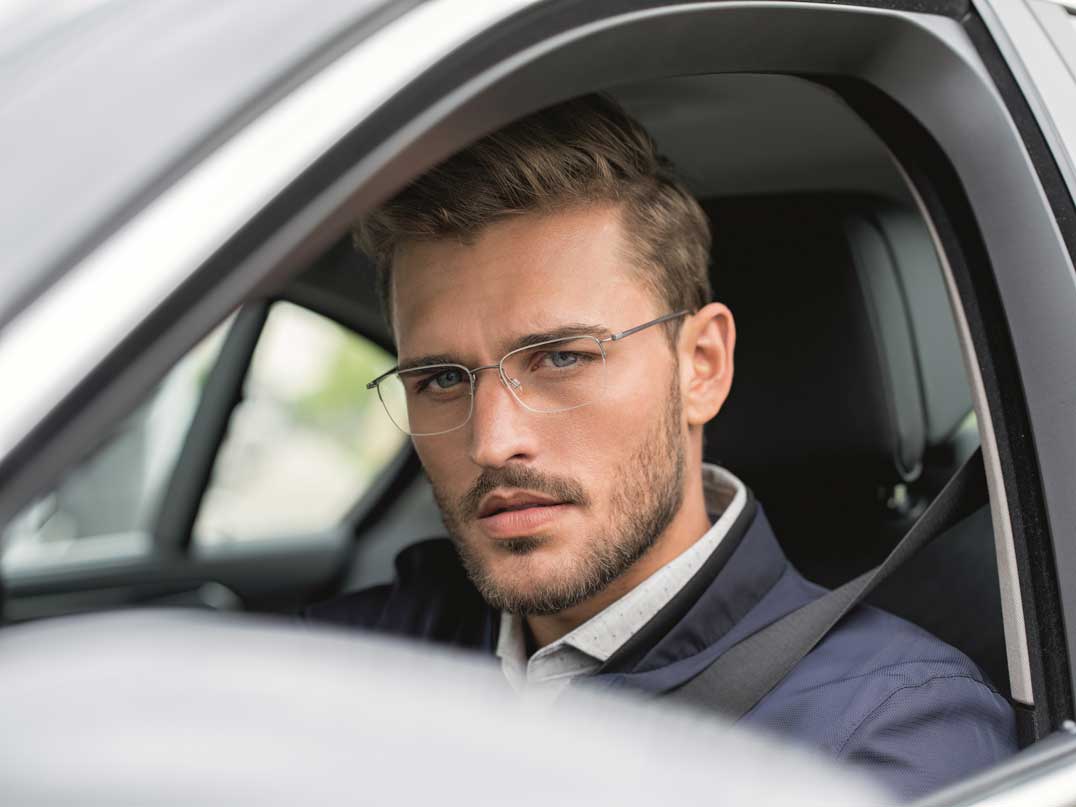 Brillen, die sich beispielsweise für den Arbeitsalltag eignen, schützen noch lange nicht vor den Herausforderungen des Straßenverkehrs